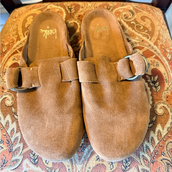 beek Shoes - Beeks NWOT Suede buckle slides. Dust bag included. Never worn. Size 9
